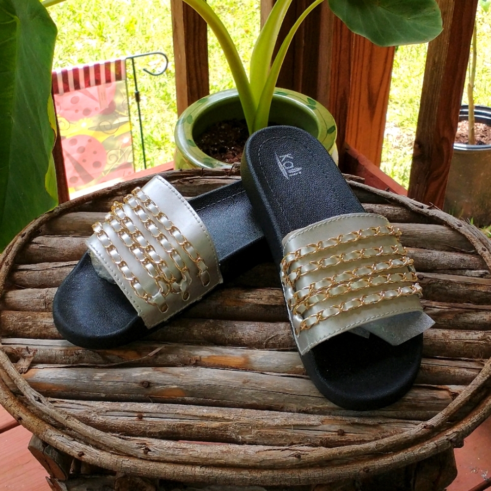 Kali Silver Slides Size 10 NWOT